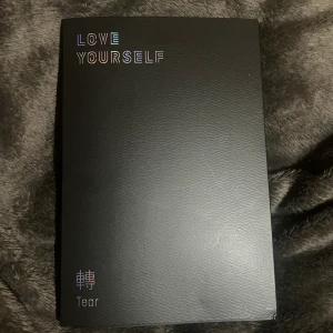 BTS ALBUM - Säljer Bts - love yourself ‘tear’ album! Frågor och information tas i dm :]  Leveransinnehåll:  - CD och förpackning  - 104-sidig fotobok  - 20-sidig minihäfte  - Photocard och stillbild      