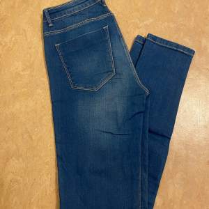 Jeans från Zara säljes i fint skick. Storlek 34