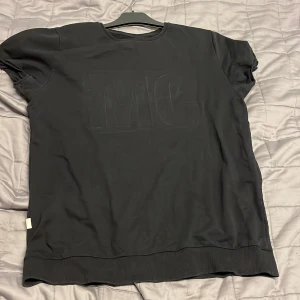 Svart tröja - Lite längre tröja i lite tjockare material. Använt skick.