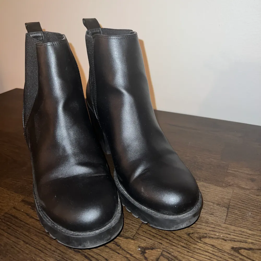 Svarta boots ifrån HM. Knappt använda i storlek 41 🖤. Skor.