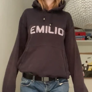 Hoodie - En hoodie från emilio med broderad logga, slitna detaljer. Min kamera är trasig så ber om ursäkt för dålig kamerakvalitet! <3