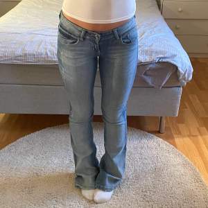 Ett par snygga lågmidjade jeans i storlek 38. 