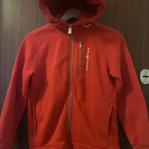 Jag säljer min röda Sail Racing hoodie då den är för liten för mig. Har använder den sparsamt och få gånger. Det finns inga defekter ( trasiga delar ). Där av så är tröjan i bra skick. Unik färg. Ny pris 1200kr. 