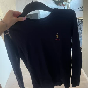 Tröja - Säljer denna marinblå tröja ifrån Ralph Lauren i storlek S då den inte kommer till användning. Kan skicka eller mötas upp.