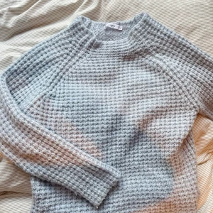 Stickad tröja  - Jättefin  ljusblå stickad tröja från mango!!🌟