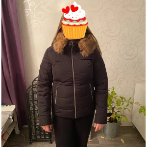 Jacka i nyskick  - Fin jacka i nyskick. Inköpt på Stadium förra vintern.  Stl 38  Finns på Hemmanet  Betalas med Swish 