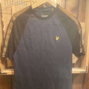 T-shirt lyle & scott  - Mörk blå lyle & scott t-shirt med svara armar
