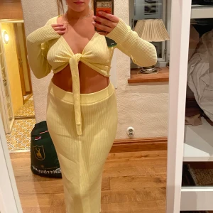 set från Nakd - Så fint set från Nakd, passar perfekt till sommaren! Toppen har fortfarande prislappen kvar och kjolen är aldrig använd. Säljer bara för jag behöver pengar 😩går att köpa seperat också. Passar en S också! Skriv privat i chatten för att köpa. 