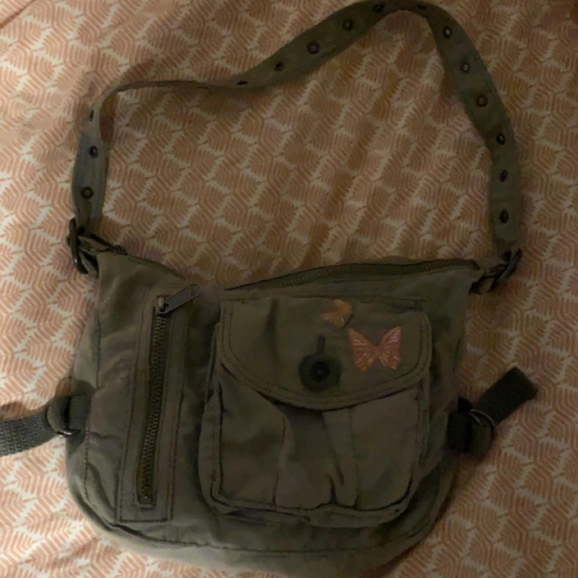 Gullig millitär grön väska 