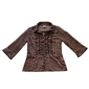 Blus i mesh - Mönstrad blus i mesh! Uppskattas till storlek S/M, passar även XS. Hör av dig om du har frågor eller är intresserad!<3