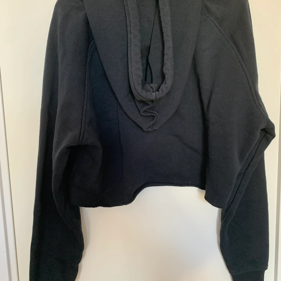 Svart croppad hoodie - 91