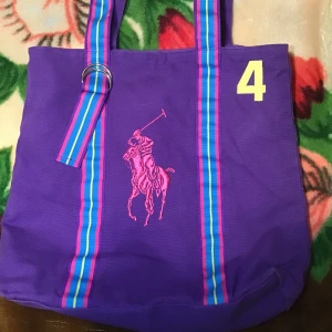 Ralph lauren väska  - FRAKT: 64kr   -perfekt som vardagsväska eller skolväska!
