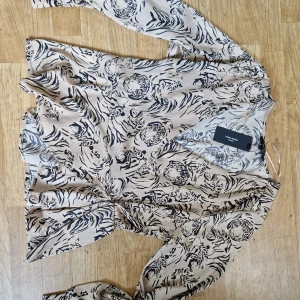 Vero Moda Blus strl 46 - Oanvänd wrap-blus från Vero Moda, storlek 46.