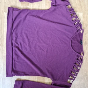 Amisu tröja strl XL - Tröja från Amisu med öppna axlar, storlek XL. Lila/vinröd.