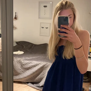 Sommar klänning - Superfin och gullig sommar klänning från HM. Kommer tyvärr aldrig till användning. Nypris 150kr säljar för 50kr+frakt. Använd två gånger. Stl XS men passar både XS och S, stretchig så skulle säkert passa en M. 