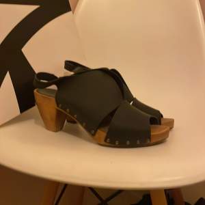Fina skor i svart läder och träklack 79+ frakt 59kr (står köparen för)
