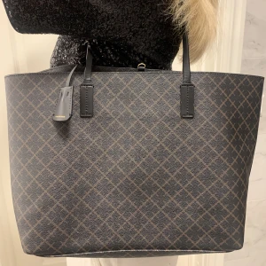 By malene birger väska  - En äkta väska från by malene birger. Använd fåtal gånger och är i nyskick. Nypris 2800kr. Vid ett snabbt köp kan jag gå ner i pris.  