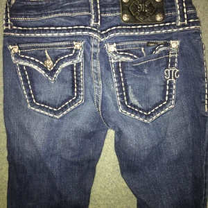 Miss me jeans cyber y2k - Säljer nu jeans från miss me som har tyvärr inte kommit till någon användning. Ena knappen på backfickan har tyvärr gått sönder men kan lösas på egen hand. Köptes  för ca 1500kr❤️‍🔥(PRIS KAN DISKUTERAS)