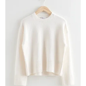 Stickad tröja - Jättefin stickad tröja från & Other stories. Säljer den pågrund av fel storlek. Knappt använd och i bra skick. Säljer den för 300 kr inkl frakt 