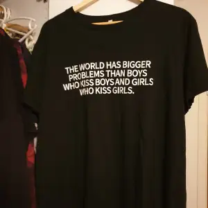 svart t-shirt med text