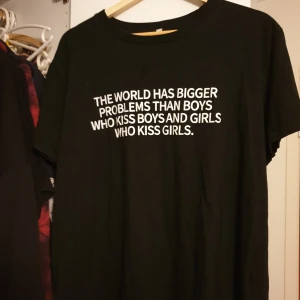 svart t-shirt med text - svart t-shirt med text