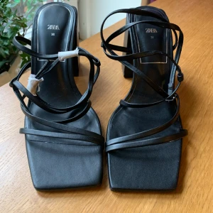 Nya klackskor  - Oanvända klackskor 