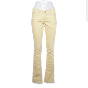 Isabel marant jeans  - Såååå snygga gula jeans i från isabel marant!!!😍😍😍😍