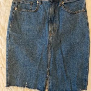 Jeanskjol Vero Moda S - Jeanskjol i mörkblå stretchigt tyg. Sitter bra på! Normal S-storlek.