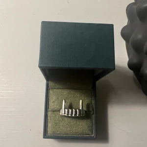 Så cool ring!  - Jättecool och snygg ring köpt här på Plick!❤️Lite rostig, därav priset. Skulle säga att den motsvarar en storlek 18!🙌🏼 Väldigt lik den från Maria Nilsdotter