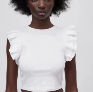 Volang t-shirt 💘 - Säljer en super fin t-shirt från Zara i storlek L Hör av er vid frågor 💘