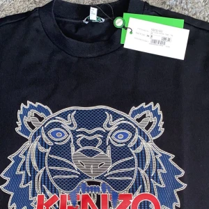 Kenzo - En svart kenzo t-shirt som är använd fåtal gånger🖤 Strl M Nyskick, nypris: 1399kr Mitt pris: 400kr Skriv vid intresse, köparen står för frakten