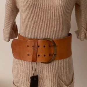 Ljusbrunt bälte - Helt nytt ljusbrunt bälte för 100 kr (riktigt läder). Kan frakta men kan också mötas upp och lämna över i Trollhättan, Vänersborg, Uddevalla, Mellerud. 