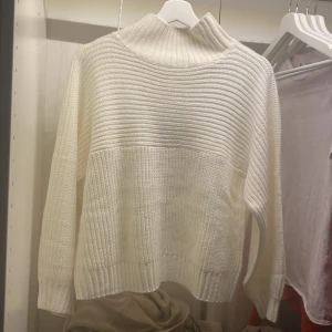 Stickad tröja - Säljer min vit stickade tröja från Monki som ändade använt en gång. Jätte skön och bra till vintern. Lappen är kvar på tröjan. Nypris 250kr❤️ 