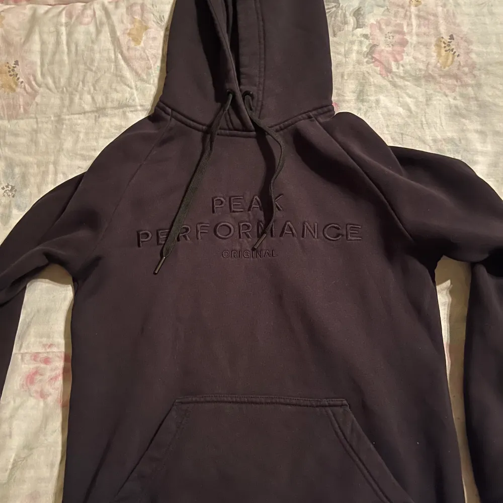 Jättefin svart hoodie! Den är lite sliten därav priset men den är hel och har inga fläckar. . Tröjor & Koftor.