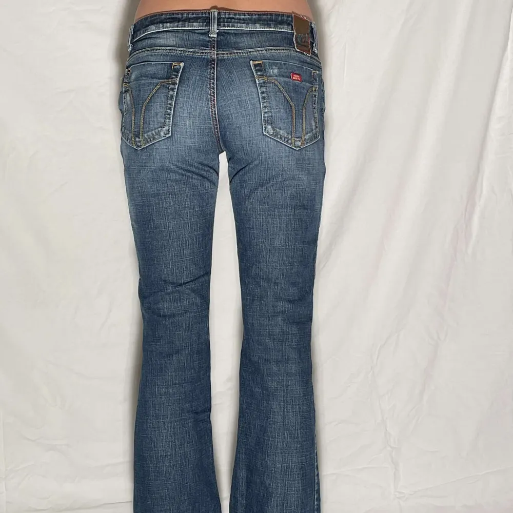 KONTAKTA INSTAGRAM @lwjeans.uf VID INTRESSE Jeans 003❤️‍🔥 Märke: Miss 60 Storlek: W31 Midjemått: 78 cm Innerbenslängd: 77 cm  Modellen är W28 EUR36 och 169 cm lång . Jeans & Byxor.