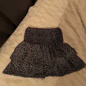 En kjol som är super mjuk och har ett leopard mönster. Är strechig i tyget och sitter bekvämt. Står ingen storlek på den men den sitter bra på mig som bär XS/S. Säljer pga av ingen användning💗
