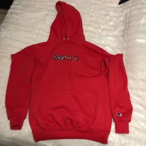 rare bronze56k hoodie fire’n’ice - rare bronze56k hoodie, ”icy hot”. jättebra skick på trycket men lite nopprig💕 säljer för 600, dm så kan vi diskutera priset 💯🙏 asfet för dig som skejtar 🤩