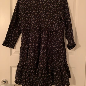 Klänning - Så fin trekvartärmad klänning som aldrig är använd’