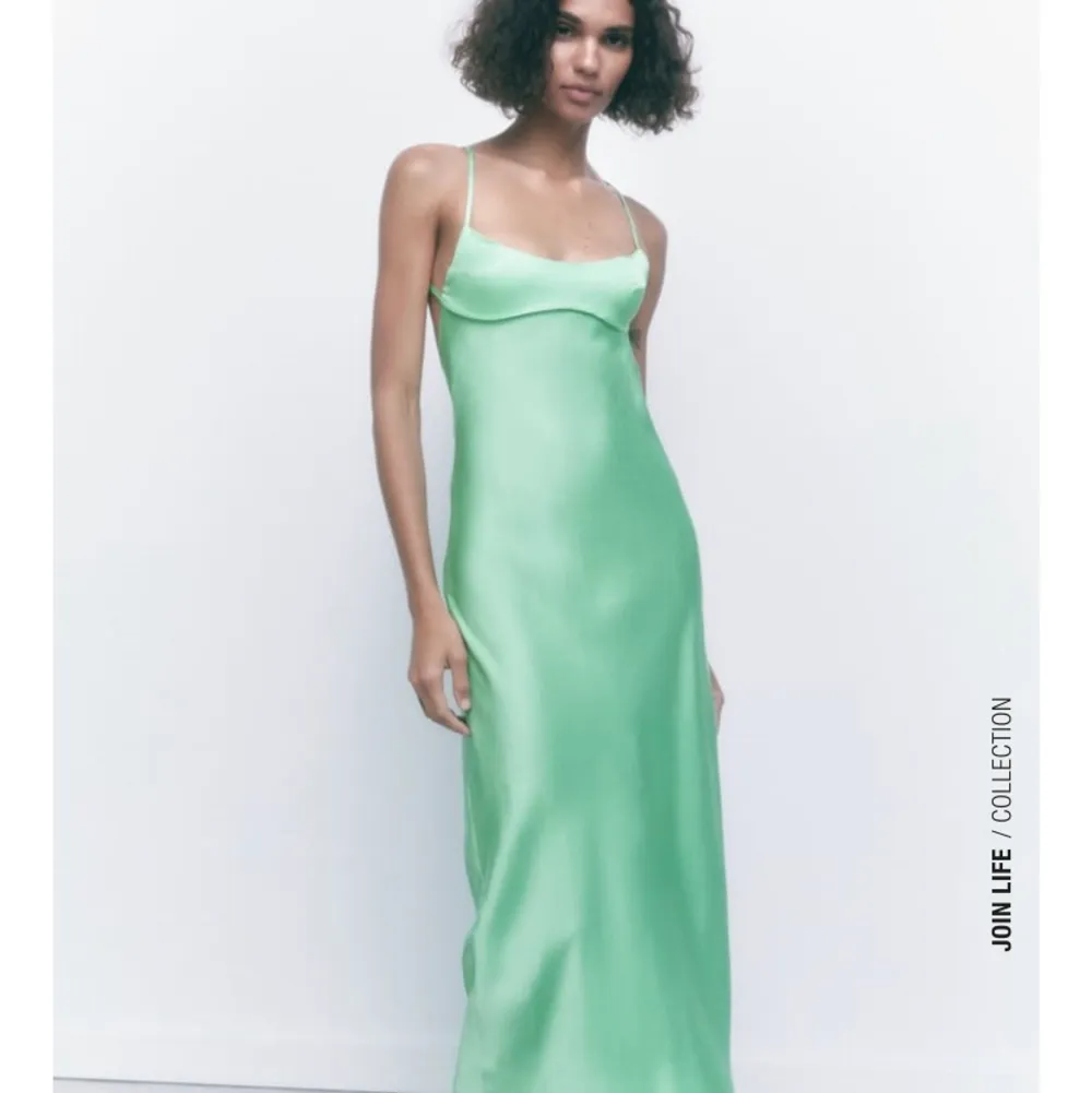 Säljer denna gröna klänningen från zara, använd en gång. Den vita klänningen på bild 2 är likadan. Skriv vid intresse 🫶🏼. Klänningar.