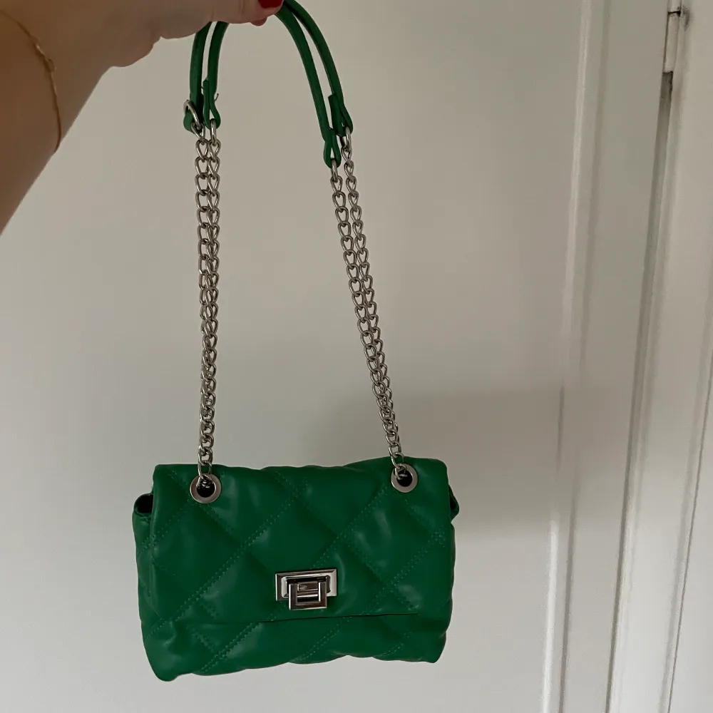 Grön väska som kan man ha med två korta band eller ett längre! Jättefint skick, knappt använd 💕. Väskor.