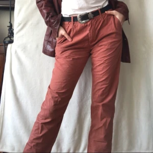 Röda brallor!  - Säljer dessa supersnygga röda brallor som är high waist. Tidigare köpta på H&M. 