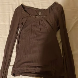 Jätte söt tröja med spets  - Lite Bella swan liknande tröja i en lila/brun färg, säljer då den inte är min stil 💓