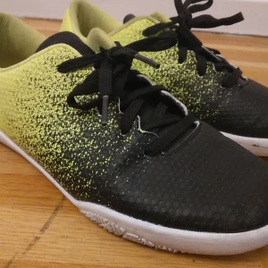 Fina fotbolls skor - Den är gul, svart och är i storlek 36.