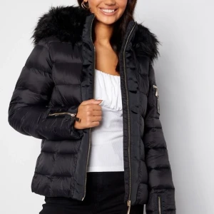 Chiara forthi vinterjacka  - Vinterjacka chiara forthi inköpt 2021. Storlek 36. Avtagbar päls. Mycket fint skick.