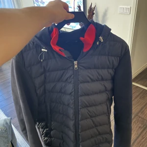 Moncler cardigan  - Tjena  Säljer min Moncler cardigan  Strl L  Skick 8/10 2800kr!!  