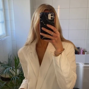ZARA KAVAJ LINNÉ OVERSIZED - Säljer en Oversized kavaj ifrån Zara. Knappt använd. Fint skick!! Linne!!😍köpt på zara i gbg för 699kr