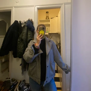 Kort mönstrad kappa  - Kort mönstrad jacka, slutsåld från Ellos. Den är i storlek 40 (franska storlekar) men passar en S/M. Jättesnygg och har inga defekter. Skriv privat för fler bilder.