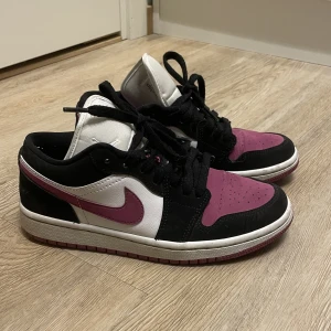 Air jordan 1 low - Låga jordans som har används väldigt sparsamt😋nypris: 1200
