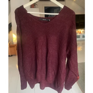 Vinröd oversize tröja - Vinröd tröja från vero moda, strl XL. Endast använd vid ett fåtal tillfällen.