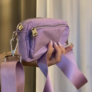 Supersöt liten axelväska! - Den här väskan är fett liten Hahah men sjukt söt!  